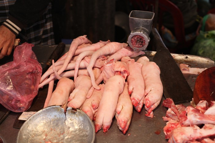Chân giò lợn ở một khu chợ Hà Nội còn đỏ hỏn
